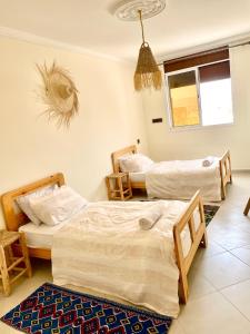 Rúm í herbergi á Waveside Hostel