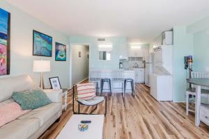 Køkken eller tekøkken på Once Upon A Dream - Beachfront Bliss