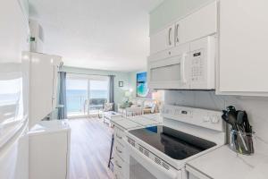 Køkken eller tekøkken på Once Upon A Dream - Beachfront Bliss + 42 billeder