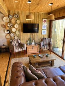 TV a/nebo společenská místnost v ubytování forest house - Cabaña para 4