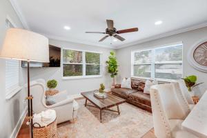 Χώρος καθιστικού στο Remodeled Downtown Apartment #1