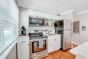 Η κουζίνα ή μικρή κουζίνα στο Remodeled Downtown Apartment #1