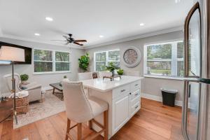 Μια τηλεόραση ή/και κέντρο ψυχαγωγίας στο Remodeled Downtown Apartment #1