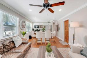 Χώρος καθιστικού στο Remodeled Downtown Apartment #1