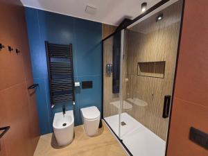 ein Badezimmer mit Toilette und Glasdusche in der Unterkunft Centro & Mare - Rooms - Suites - Garage in Termoli