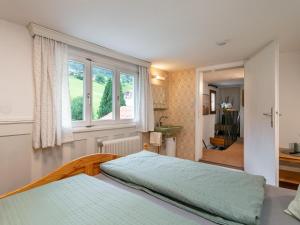 Un dormitorio con dos camas y una ventana. en Bühelhus, en Dalaas