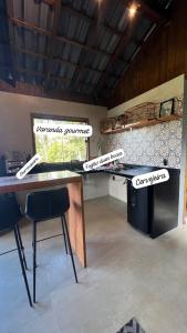 un bancone in una stanza con dei cartelli sul muro di Chalé nas montanhas a Domingos Martins
