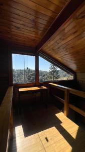 una grande stanza con una grande finestra in una cabina di Chalé nas montanhas a Domingos Martins Altre 9 foto