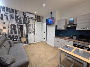 un soggiorno con un divano, un tavolo e una cucina di Centro & Mare - Rooms & Suites a Termoli