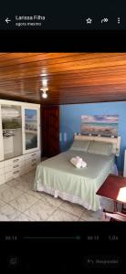 a room with a bed and two windows at Suites Rei da Moqueca in Angra dos Reis