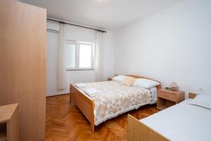 Postel nebo postele na pokoji v ubytování Apartments by the sea Metajna, Pag - 6395