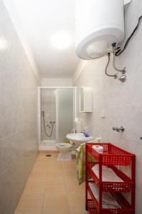 Koupelna v ubytování Apartments by the sea Metajna, Pag - 6395 + 37 fotografií