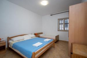 Postel nebo postele na pokoji v ubytování Apartments by the sea Metajna, Pag - 6395