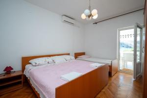 Postel nebo postele na pokoji v ubytování Apartments by the sea Metajna, Pag - 6395