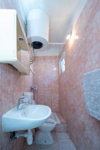 Koupelna v ubytování Apartments by the sea Metajna, Pag - 6395