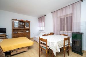 TV a/nebo společenská místnost v ubytování Apartments by the sea Metajna, Pag - 6395