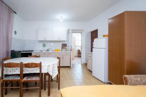 Kuchyň nebo kuchyňský kout v ubytování Apartments by the sea Metajna, Pag - 6395