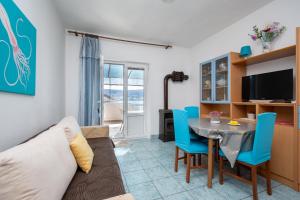 TV a/nebo společenská místnost v ubytování Apartments by the sea Metajna, Pag - 6395