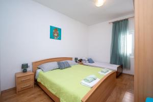 Postel nebo postele na pokoji v ubytování Apartments by the sea Metajna, Pag - 6395