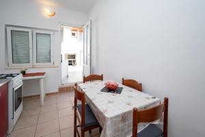 Kuchyň nebo kuchyňský kout v ubytování Apartments by the sea Metajna, Pag - 6395