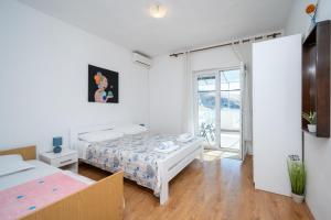 Postel nebo postele na pokoji v ubytování Apartments by the sea Metajna, Pag - 6395