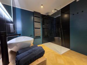 ein Badezimmer mit einem weißen Waschbecken und einer Glasdusche in der Unterkunft Centro & Mare - Rooms - Suites - Garage in Termoli + 67 Fotos