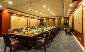 a large conference room with a long table and chairs at GreenTree Eastern Anhui Huainan Guangchang Road Hotel in Huainan