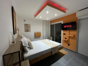 a bedroom with a bed and a sign that reads respawn at Ibis studio 2 in Cayenne