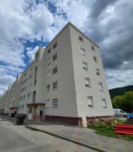 a large white building on the side of a street at Apt spacieux 3ch proches campus in Saint-Martin-dʼHères