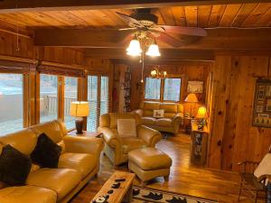 ジャスパーにあるGated Golf & Lake community - North GA Mountainsのリビングルーム(革製家具、天井ファン付)