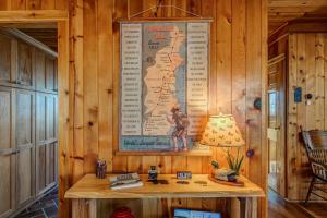 ジャスパーにあるGated Golf & Lake community - North GA Mountainsの壁に地図を掲げたテーブル付きの部屋