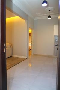Habitación vacía con sala de estar con sofá en Ample one-bedroom Apartment, en Riad 2 fotos más