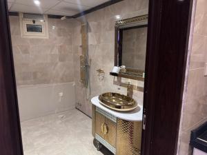a bathroom with a sink and a shower with a tub at شقق رواسي عنيزة للشقق المخدومة in Unayzah +25 photos