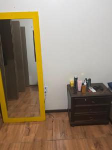 a mirror and a dresser in a room at Recanto azul in Araranguá