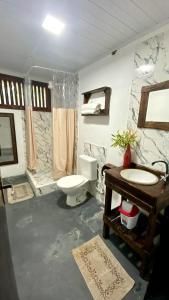 Ένα μπάνιο στο Ampla suíte em conexão com a natureza