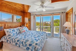 une chambre avec un lit avec un ventilateur de plafond dans l'établissement 1300 - Shore Pleasure, à Corolla