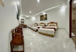 Postel nebo postele na pokoji v ubytování Royal Hotel Bạc Liêu