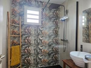Salle de bains dans l'établissement L'Oiseau de Paradis - Vue Mer Panoramique