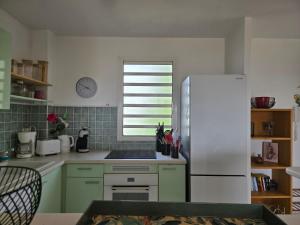 Cuisine ou kitchenette dans l'établissement L'Oiseau de Paradis - Vue Mer Panoramique