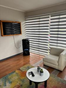 Una sala de estar con un sofá y una mesa de café. en Rent House 1745, en Osorno 6 fotos más