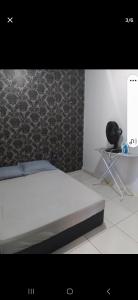 Una cama o camas en una habitación de Casa prática bem localizada