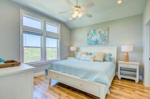 Un dormitorio con una cama y un ventilador de techo. en 4056 - Tight Lines Tan Lines, en Playa de Kitty Hawk