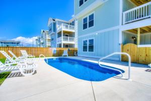 una piscina con sillas y una casa en 4056 - Tight Lines Tan Lines, en Playa de Kitty Hawk 62 fotos más