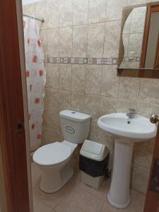 Et badeværelse på Hospedaje Momentos