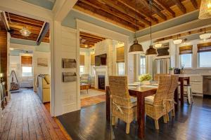 une salle à manger et une cuisine avec une table et des chaises dans l'établissement 4115 - Coastal Cottage, à Kitty Hawk