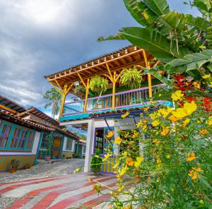 a building with a balcony with plants on it at Eco Hotel las Palmas in Armenia