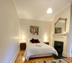 Un pat sau paturi într-o cameră la Tanunda Central Cottage