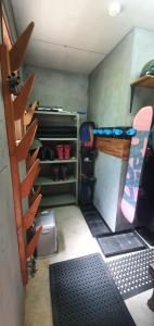 a room with a room with a skateboard on a shelf at snowhere ski lodge in Hakuba