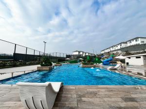 a large swimming pool with chairs and a slide at Casa de Lujo, Parking, Piscina, Gym, Juegos in Guayaquil