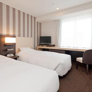 大阪Hotel Granvia Osaka-JR Hotel Group的一间配有两张床和一张带电视的书桌的酒店房间
